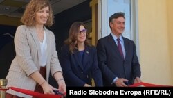 Ministarka evropskih integracija Jovana Marović (lijevo), ambasadorka EU u Crnoj Gori Oana Kristina Popa (u sredni) i predsjedavajući Odbora za vanjske poslove Evropskog parlamenta Dejvid Mekalister (Podgorica, otvaranje Evropske kuće, 26. maj) 