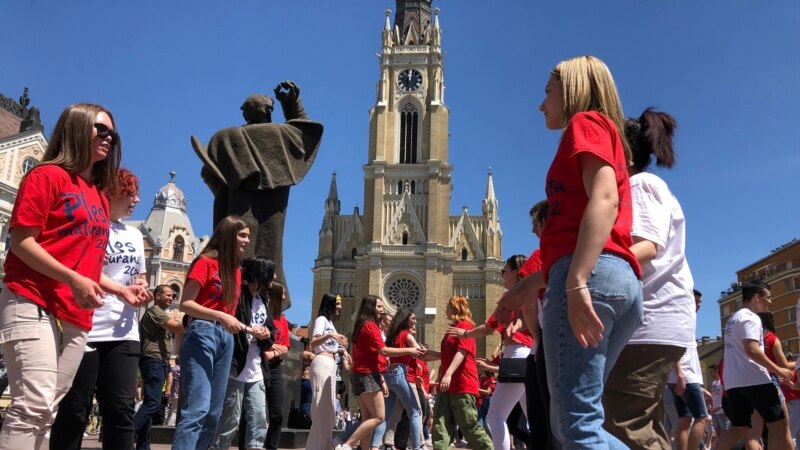 Ples hiljada maturanata u gradovima Srbije 