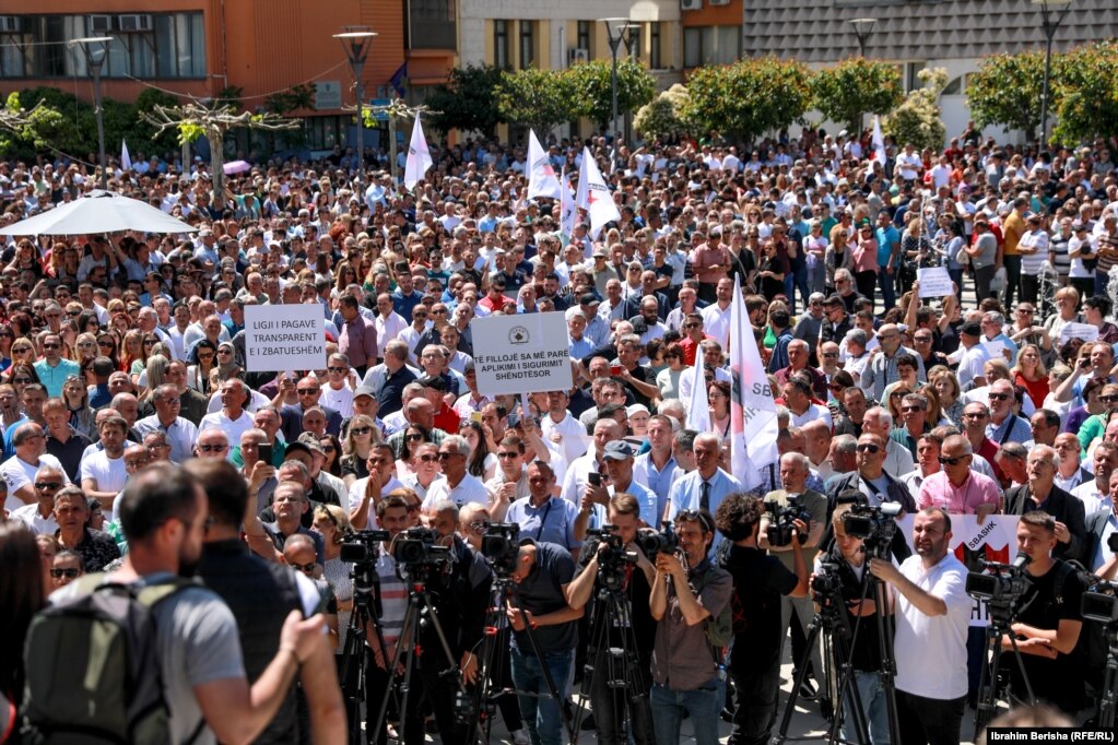 Punëtorë të shumtë të sektorit publik kanë protestuar më 20 maj në Prishtinë.  