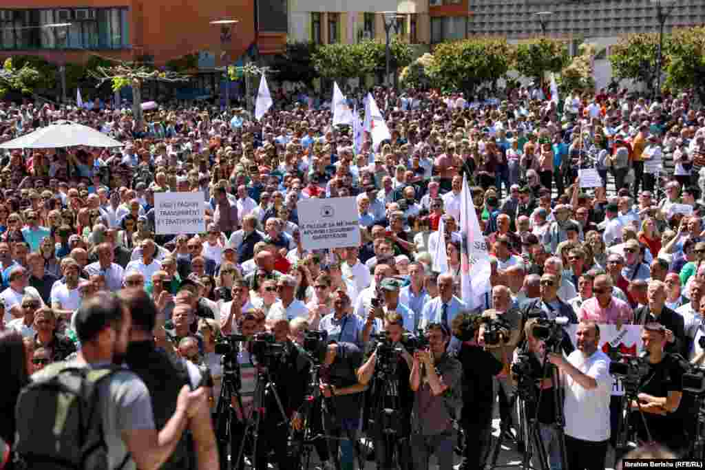 Punëtorë të shumtë të sektorit publik kanë protestuar më 20 maj në Prishtinë. &nbsp;