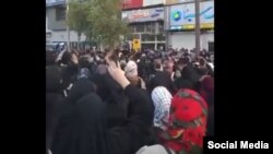 نمایی از اعتراض مردم شهر خرمشهر به حادثه فرو ریختن برج متروپل