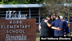 Njerëzit janë mbledhur në shkollën fillore "Robb" në Uvalde, Teksas, SHBA, 25 maj 2022.