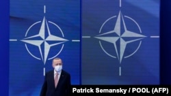 A török elnök a brüsszeli NATO-csúcson 2021. június 14-én