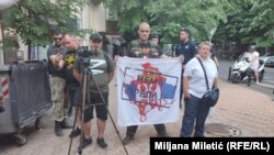 Nekoliko desničara protestovalo je protiv održavanja festivala "Mirëdita, dobar dan". Jedan od njih na majici ima slovo Z koje je postalo simbol ruske agresije na Ukrajinu.