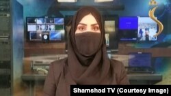 Prezantuesja Hosai Ahmadzai gjatë prezantimit të lajmeve për televizionin "Shamshad TV".