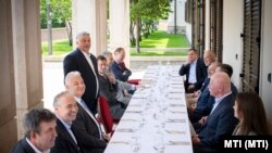 Orbán Viktor miniszterelnök leendő minisztereivel a kormányalakításról folytatott megbeszélésen a Karmelita kolostorban 2022. május 11-én 