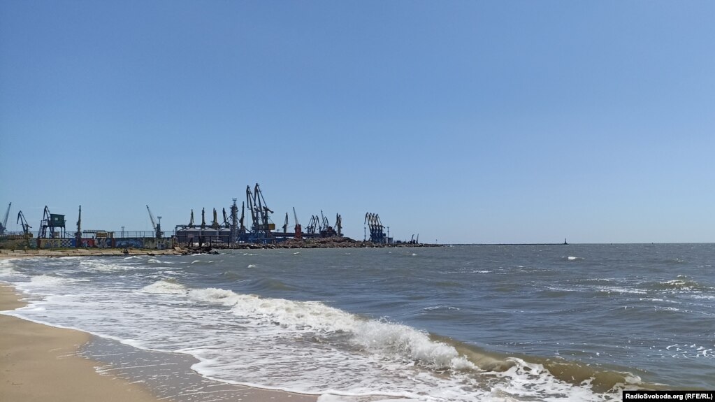 У ВМС наголошують, що «країна-агресор не може бути гарантом безпеки, адже з перших днів повномасштабного вторгнення РФ обстрілювала іноземні цивільні судна».