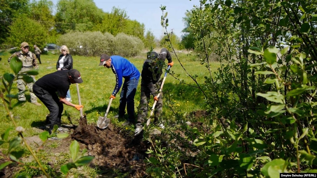 Місцеві копачі допомагають поліції ексгумувати тіло вбитого чоловіка у селі Термахівка на Київщині