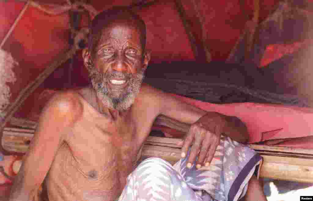 A 82 éves Jackub Hasszan az egyik ilyen ideiglenes sátorban. &quot;Pénzre van szükség, hogy megelőzhessük az éhínség okozta problémákat&quot; - mondja Rukia Yacoub, a Világélelmezési Program kelet-afrikai igazgatóhelyettese&nbsp;