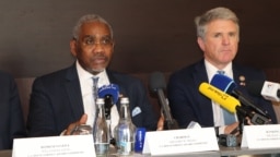 Gregory Meeks, președintele Comitetului pentru Afaceri Externe al Camerei Reprezentanților din Congresul SUA (stânga) și Michael McCaul, membru republican al Comitetului, într-o conferință de presă la Chișinău, 21 mai 2022
