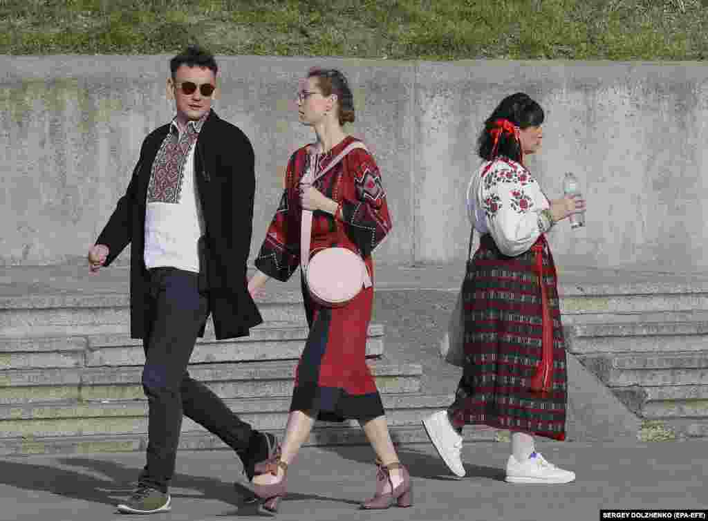 Ukrainasit të veshur me vyshyvankas ecin në rrugët e Kievit.