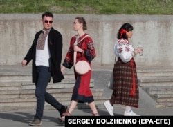 Ukrainians dressed in vyshyvankas walk through Kyiv.