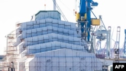 Ponyvával borított állványzat takarja a Dilbar szuperjachtot Hamburg kikötőjében 2022. március 7-én