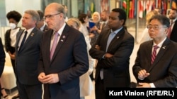 Delegacija američkog Kongresa u sjedištu RSE u Pragu u maju 2022. Predstavnici Michael McCaul (lijevo), Bill Keating, Joe Neguse i Ted Lieu gledaju na spomenik ubijenim novinarima.