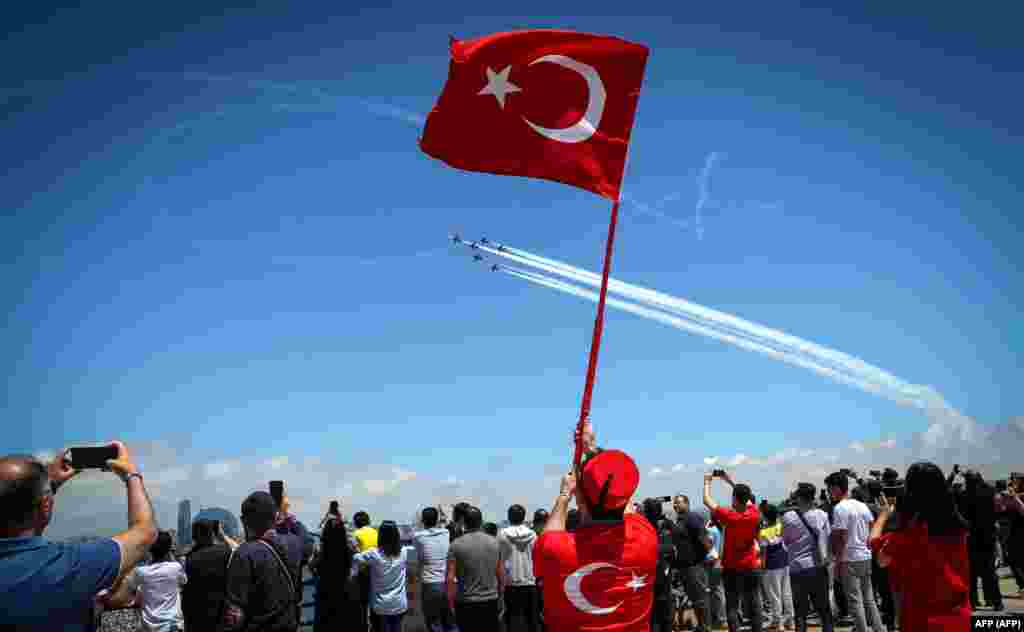 Avionët luftarakë turq duke bërë akrobacione gjatë ceremonisë së hapjes së një festivali të hapësirës ajrore dhe teknologjisë në kryeqytetin e Azerbajxhanit, Baku, më 27 maj.&nbsp;