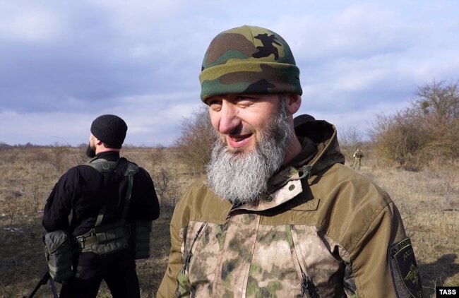 Замид Чалаев на месте убийства шестерых предполагаемых боевиков из группы Аслана Бютукаева, январь 2021 года