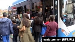 Armenia - People board a public bus in Yerevan, May 25, 2022.
