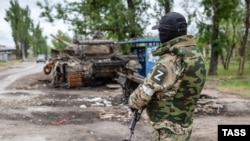 Нашивка с буквой Z на рукаве у солдата, участвующего в войне России против Украины