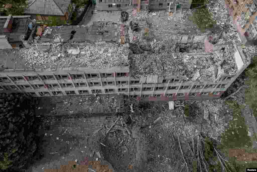A bahmuti egyetem egyik súlyosan megrongálódott épülete az orosz hadsereg rakétatámadása után Donyeckben