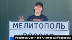 Российская певица и автор песен Юлия Чичерина в оккупированном Россией Мелитополе