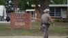 Një zyrtar policor te shkolla ku ka ndodhur sulmi. Uvalde, Teksas.