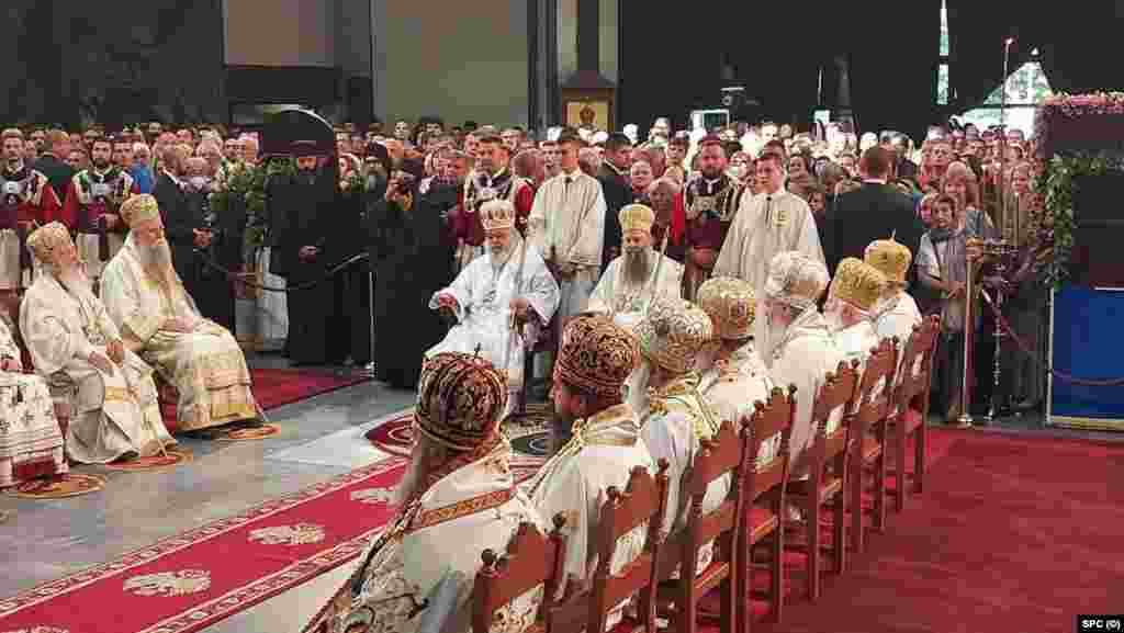 Patrijarh srpski Porfirije (u sredini, desno) i arhiepiskop ohridski i makedonski Stefan (u sredini, levo) služili su Svetu arhijerejsku liturgija u Crkvi Svetog Klimenta Ohridskog, Skoplje, 24. maj.