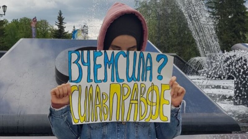 В Уфе полиция задержала активистку с плакатом 