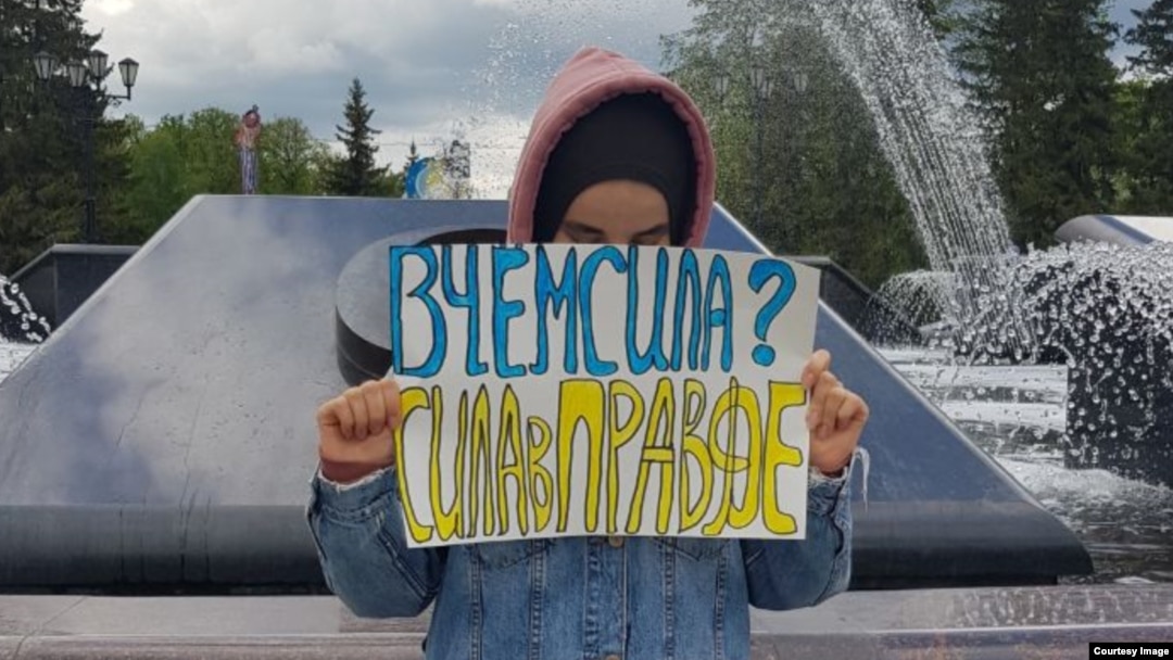 Ильмира Рахматуллина на одиночном антивоенном пикете в Уфе
