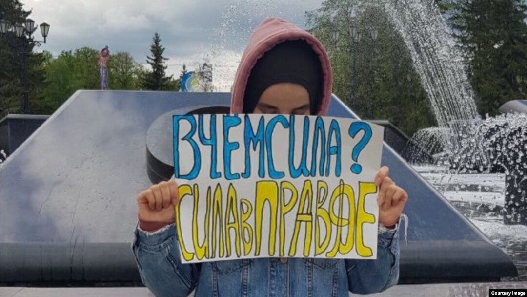 Ильмира Рахматуллина во время акции в Уфе. 21 мая 2022 года