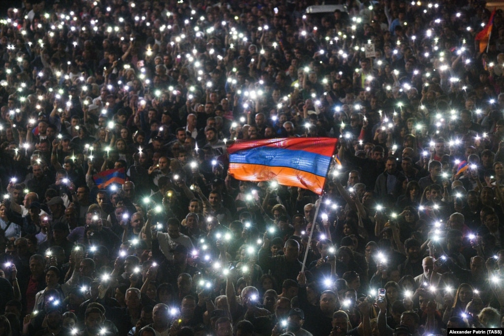 Protestuesit ndezin dritat në telefonat e tyre celularë teksa marshojnë në një rrugë gjatë një proteste të opozitës në qendër të Jerevanit. Opozita po protestonte kundër një takimi trepalësh më 24 maj ndërmjet kryeministrit të Armenisë, Nikol Pashinian, presidentit të Azerbajxhanit, Ilham Aliyev, dhe presidentit të Këshillit Evropian, Charles Michel, në Bruksel mes frikës në rritje për statusin e rajonit të Nagorno-Karabakut.