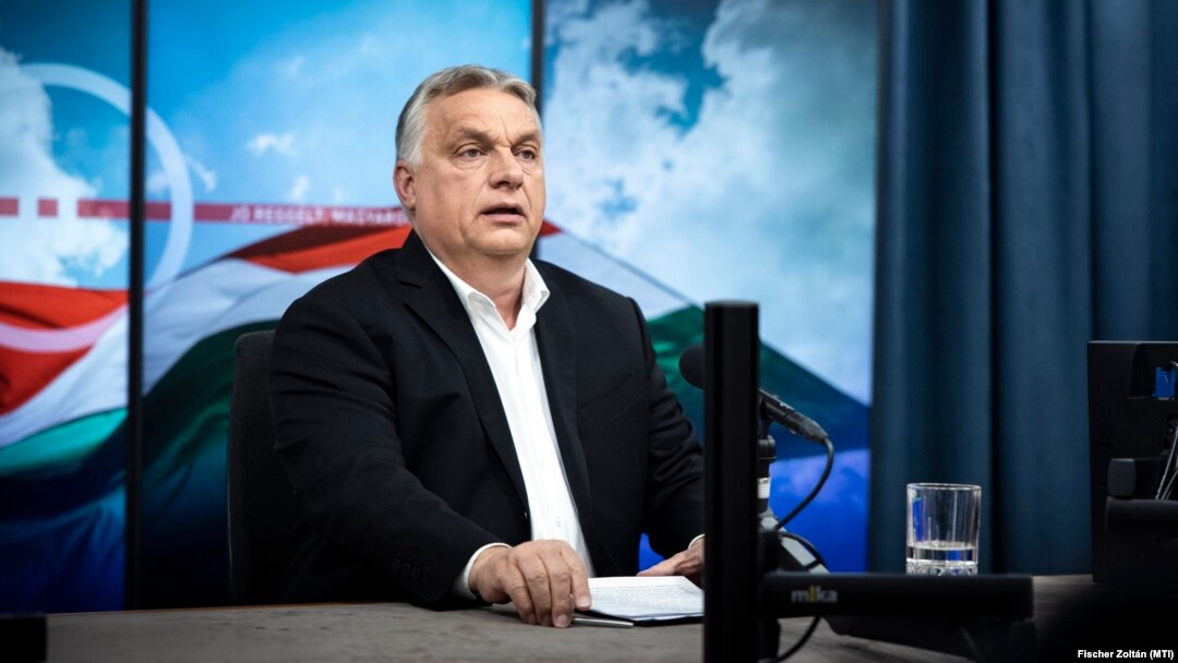 Premierul maghiar, Viktor Orban, s-a opus categoric aplicării embargo-ului contra petrolului și gazului rusesc și a obținut păstrarea descrisă a conductei Drujba care aprovizionează Ungaria. Aici, în studio-ul Radio Kossuth pe 6 mai 2022. 