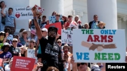 Pripadnici aktivističke grupe "Moms Demand Action" i drugi zagovarači kontrole oružja na protestu u Richmondu, savezna država Virginia, 9. juli 2019. 