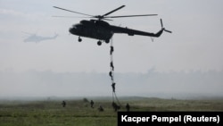 Polish soldiers land from an Mi-8 helicopter (illustrative photo)
