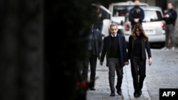 A La Santé! Sarkozy face ultima, scurtă plimbare ca om liber, de mână cu Carla Bruni, în drum spre închisoare.