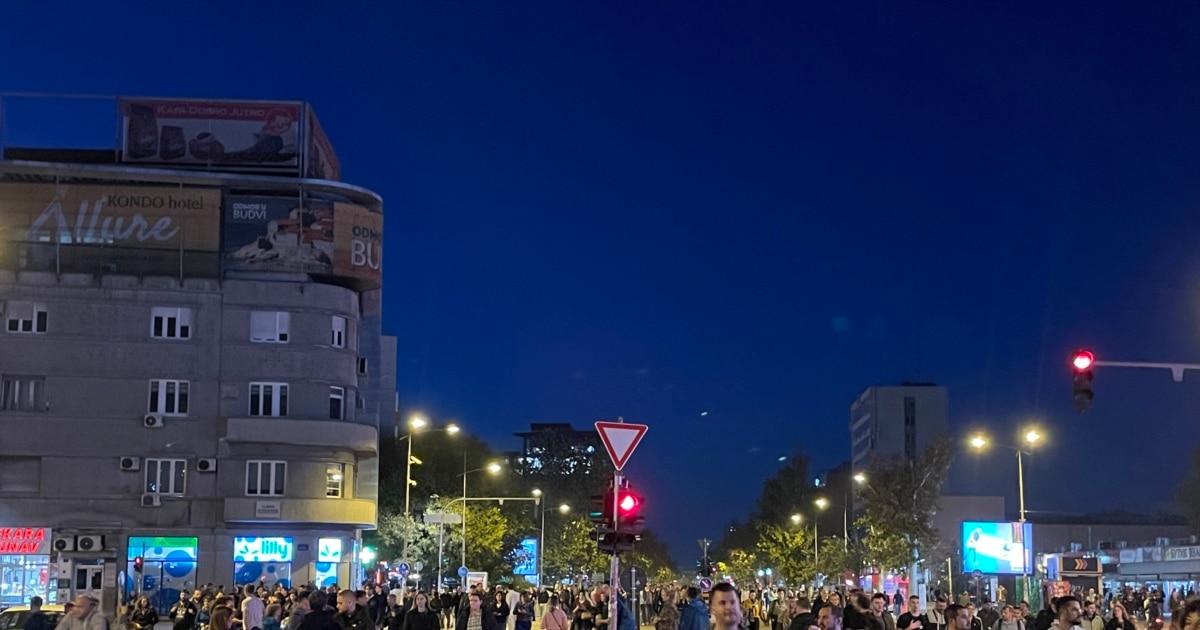 ათიათასობით სერბმა რკინიგზის სადგურის ჩამონგრევის პირველ წლისთავს აღნიშნა