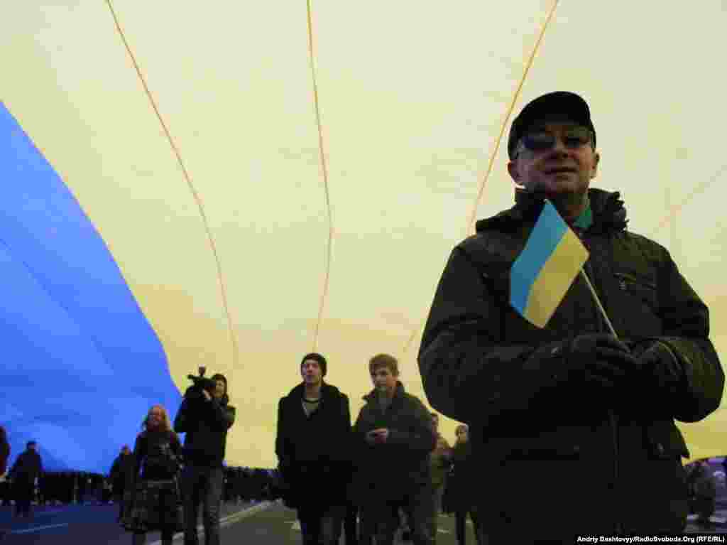 Також під час святкування Дня Соборності над Хрещатиком розклали величезний прапор України