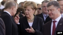 Ресей президенті Владимир Путин (сол жақта), Германия канцлері Ангела Меркель (ортада) және Украина президенті Петр Порошенко (оң жақта). Нормандия, Франция, 6 маусым 2014 жыл.