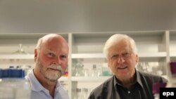 Доктор Крейг Вентер (слева) со своим коллегой в собственной лаборатории в Сан-Диего (США)