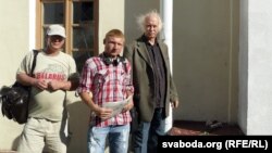 Аршанскі краязнаўца Віктар Сьцяпанаў, сябра Партыі БНФ Алесь Камінсскі, мастак Микола Купава