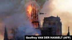 Cобор Паризької Богоматері у вогні, момент падіня шпиля, 15 квітня 2019 року