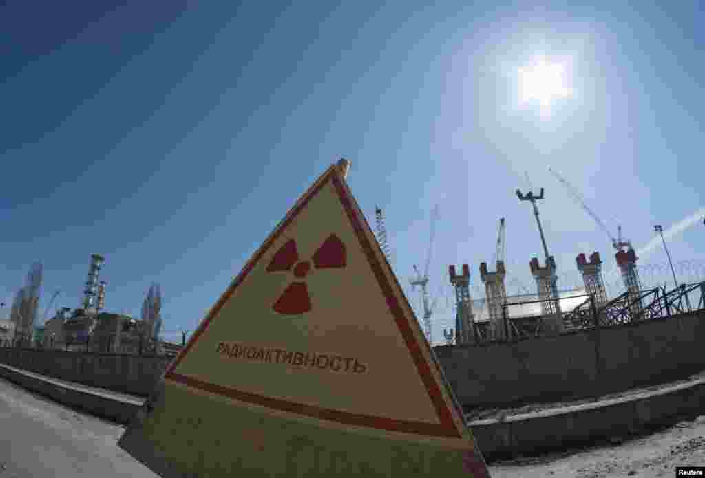 1986 жылы сәуірдің 26-ы күні апат шыққан Чернобыль АЭС-нің №4 блогы маңындағы қауіпті радиация барын ескертетін белгі. Украина, 23 сәуір 2013 жыл.