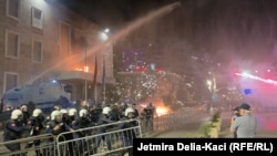 Forcat e rendit vendosin kordon dhe përgjigjen me topa uji ndaj fishekzjarrëve të hedhura nga protestuesit gjatë protestës antiqeveritare në Tiranë, Shqipëri, të premten, 17 prill 2026.