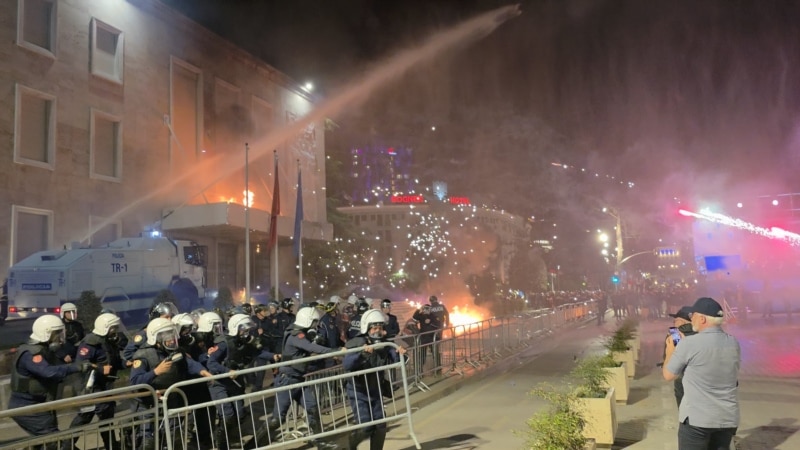 Protestuesit përleshen me Policinë në protestën antiqeveritare në Shqipëri