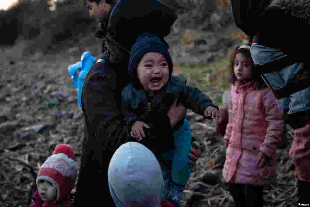 Një foshnje qan ndërsa migrantët nga Afganistani mbërrijnë në territorin grek.&nbsp;Në mëngjesin e 1 marsit, Policia e Greqisë tha se &ldquo;mbi 500 migrantë&rdquo; kanë arritur në territorin e tyre.