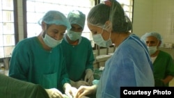 Таджикские врачи в Йемене проводит операцию 