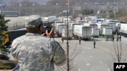 Ushtari amerikan duke i fotografuar kamionët e Koresë Jugore, të cilëve nuk iu lejua hyrja në Kaesong në Korenë Veriore