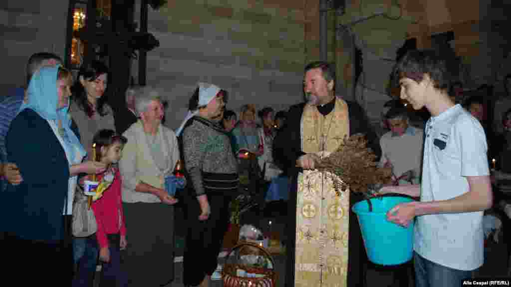 Parohul Ioan Ciuntu de la biserica Sf.Teodora de la Sihla