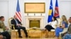 Presidentja e Kosovës, Vjosa Osmani në takim me zyrtarin e lartë amerikan të Mbrojtjes, David Baker.