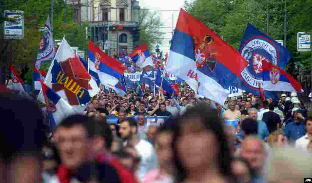 Protest la Belgrad &icirc;mpotriva acodrului de normalizare a relaţiilor &icirc;ntre Serbia şi Kosovo, mediat de UE