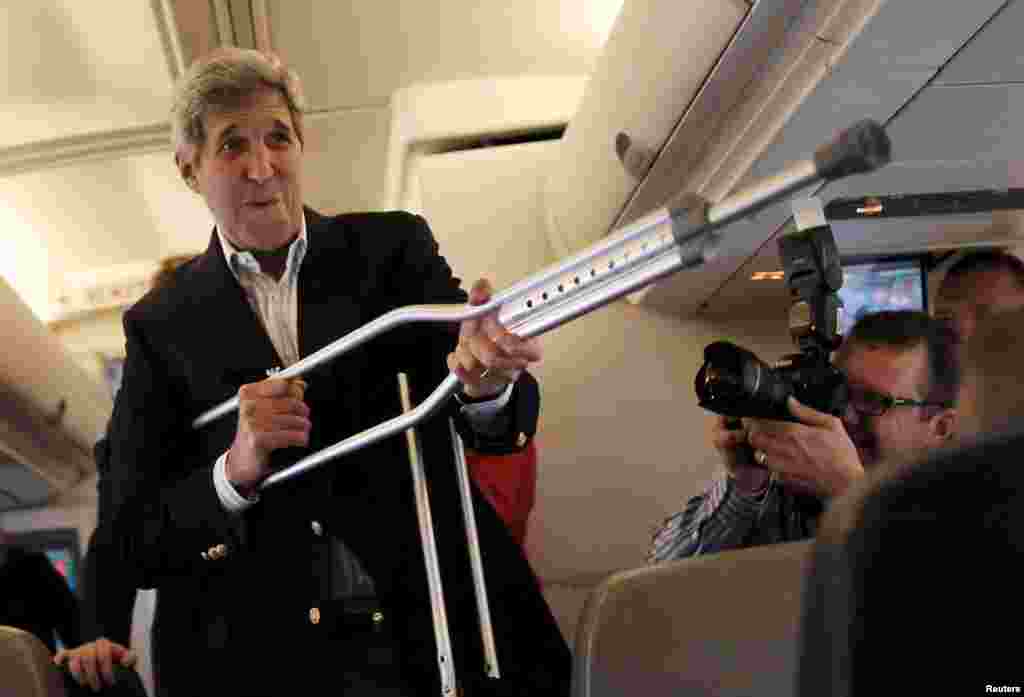 جان کری که در جریان دوچرخه سواری صدمه دید بود، طی چند هفته با عصا در جلسات و مجامع دیده می&zwnj;شد. در این تصویر او در هواپیمای خود در حال ترک واشنگتن به سمت وین دیده می&zwnj;شود و با خبرنگاران شوخی می&zwnj;کند. 